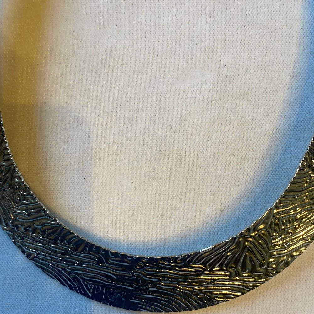 Hammered silver-tone collar